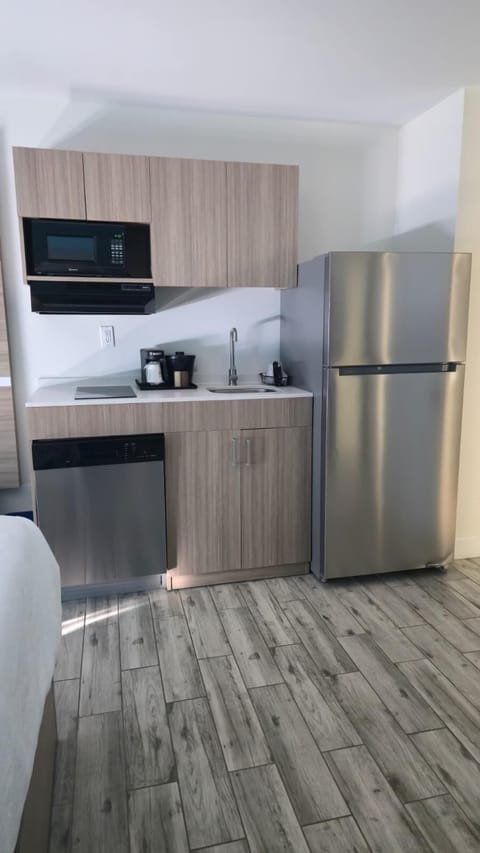 Room, 1 Queen Bed, Non Smoking, Kitchenette | Private kitchen | Fridge, microwave, coffee/tea maker, coffee grinder