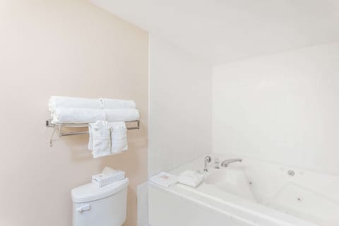 Room, 1 King Bed, Accessible, Non Smoking (Mobility) | Bathroom | Hair dryer, towels