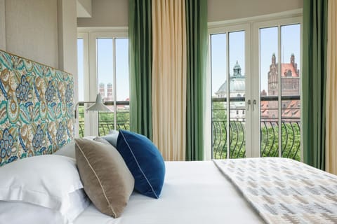 Signature Suite (Panoramic) | Premium bedding, down comforters, pillowtop beds, minibar