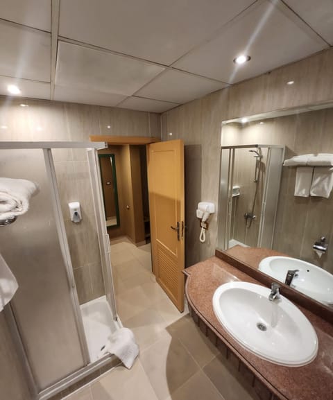 Bungalow | Bathroom | Combined shower/tub, free toiletries, hair dryer, towels