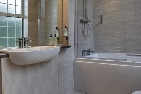 Combined shower/tub, free toiletries, hair dryer, towels