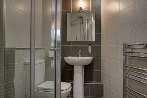 Combined shower/tub, free toiletries, hair dryer, towels