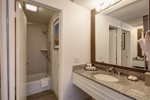Deluxe Room, 1 Queen Bed | Bathroom | Free toiletries, hair dryer, towels