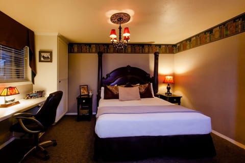 Suite, 1 King Bed | Pillowtop beds, individually decorated, desk, iron/ironing board