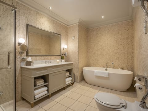 Junior Suite | Bathroom | Shower, rainfall showerhead, eco-friendly toiletries, hair dryer