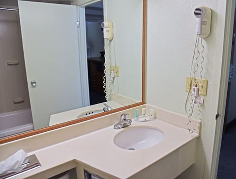 Standard Room, 1 Queen Bed, Non Smoking | Bathroom | Combined shower/tub, free toiletries, hair dryer, towels