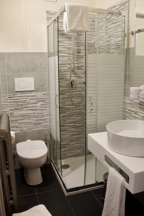 Single Room (1 single bed) | Bathroom | Shower, rainfall showerhead, hair dryer, bidet