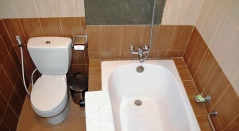Deluxe Room | Bathroom | Combined shower/tub, free toiletries, slippers, towels