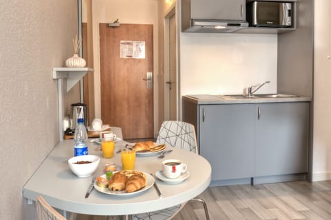 Premium Studio, 1 Double Bed, Kitchenette | In-room dining