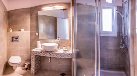 Grand Studio | Bathroom | Shower, hair dryer, towels