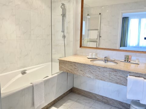 Executive Double or Twin Room | Bathroom | Combined shower/tub, eco-friendly toiletries, hair dryer, bathrobes