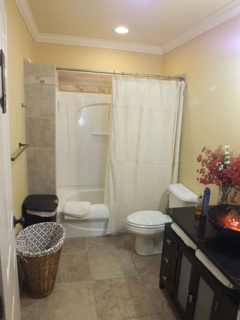 Deluxe Room, 1 King Bed, Garden View (Victor Pepin Suite) | Bathroom | Free toiletries, towels
