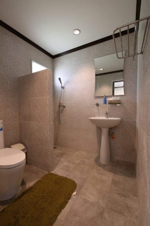 Family Bungalow | Bathroom | Shower, free toiletries, towels