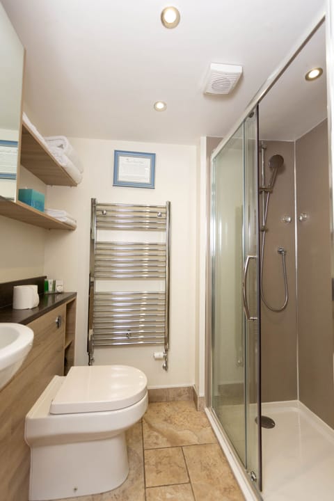 Double Room (Small) | Bathroom | Shower, free toiletries, towels