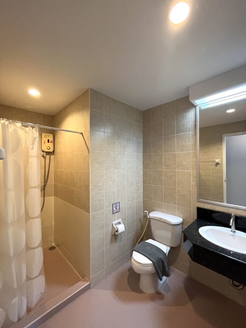 Triple Room 1 Queen & 1 Twin Bed | Bathroom | Shower, free toiletries, hair dryer, towels