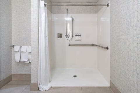 Suite, 2 Queen Beds, Roll-in Shower (Communications) | Accessible bathroom