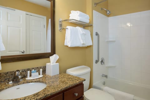 Combined shower/tub, free toiletries, hair dryer, towels