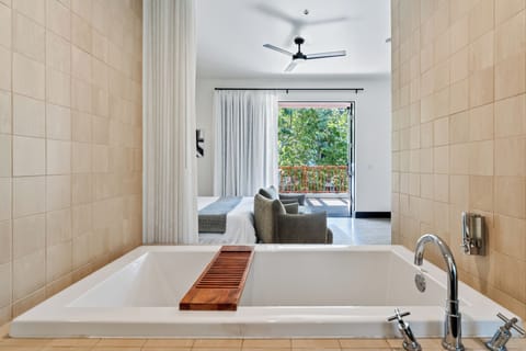 Deluxe King | Deep soaking bathtub