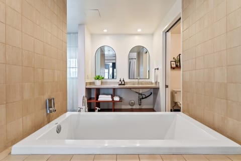 Courtyard King + Twin | Deep soaking bathtub