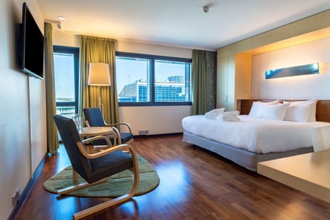 Executive Room, 1 King Bed (Plus) | Premium bedding, minibar, in-room safe, soundproofing