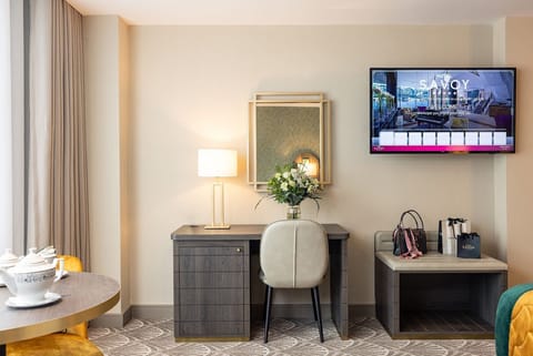 Deluxe Room | Hypo-allergenic bedding, in-room safe, desk, blackout drapes