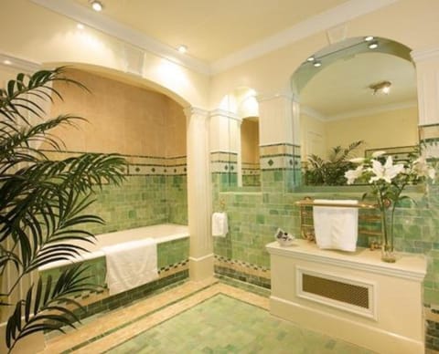 Suite with Seaview | Bathroom | Free toiletries, hair dryer, towels