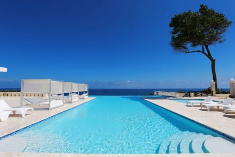 5 outdoor pools, an infinity pool
