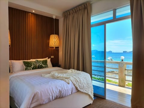 Standard Room, Sea View | Desk, iron/ironing board, bed sheets