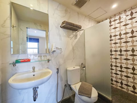 Executive Double Room | Bathroom | Shower, free toiletries, hair dryer, slippers