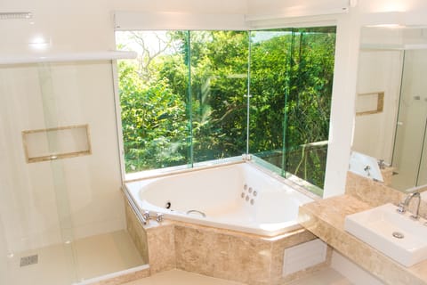 Exclusive Suite, 1 Bedroom, Sea View (Master) | Bathroom | Free toiletries, hair dryer, towels, soap