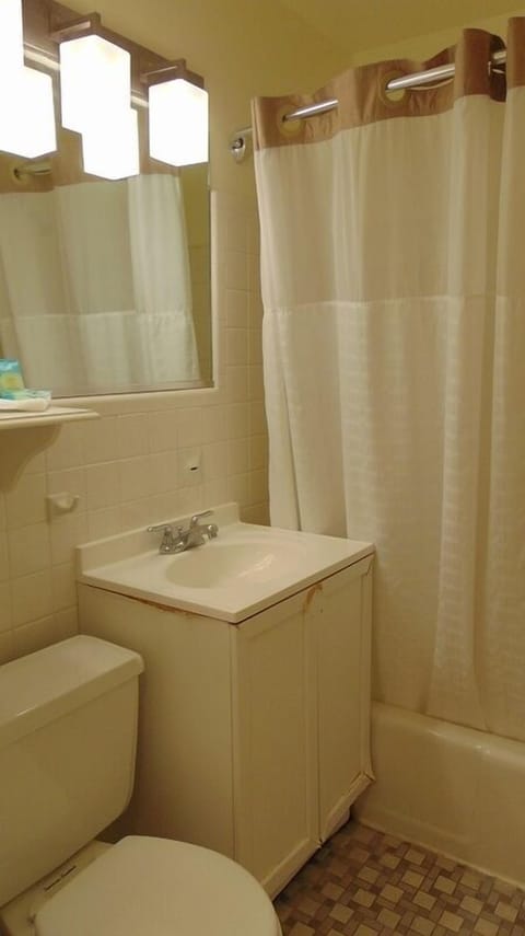 Combined shower/tub, free toiletries, towels