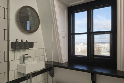 Room, 1 King Bed | Bathroom | Combined shower/tub, hair dryer, towels