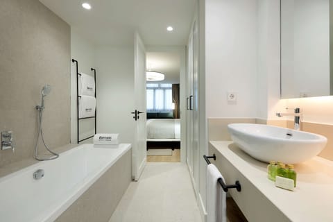 Junior Suite | Bathroom | Shower, rainfall showerhead, free toiletries, hair dryer