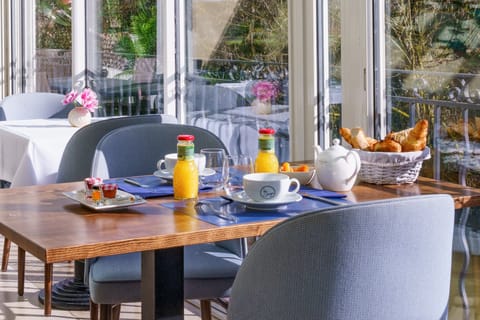 Daily buffet breakfast (EUR 13.5 per person)