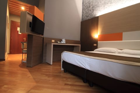 Twin Room, 2 Twin Beds | Frette Italian sheets, down comforters, pillowtop beds, minibar