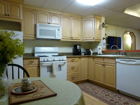 The Captain's Quarters - 1 Bedroom Apartment | Private kitchen