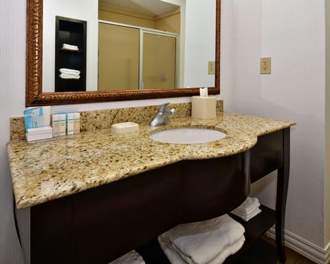 One king balcony courtyard | Bathroom | Combined shower/tub, free toiletries, hair dryer, towels