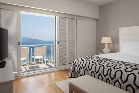 Executive Suite, Sea View | Premium bedding, minibar, in-room safe, desk