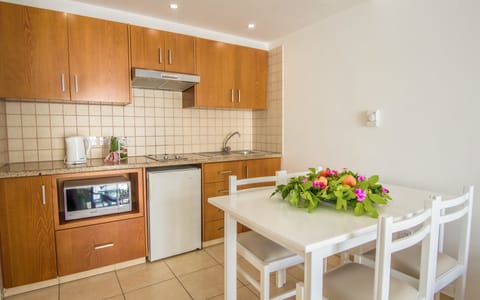 Apartment, 1 Bedroom | Private kitchen | Fridge, microwave, cookware/dishes/utensils