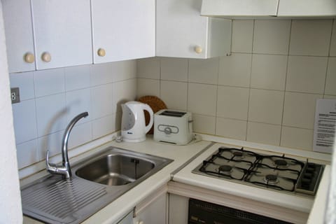 Fridge, stovetop, coffee/tea maker, electric kettle