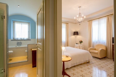 Deluxe Double Room | Premium bedding, minibar, in-room safe, desk