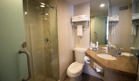 Junior Studio Suite | Bathroom | Shower, rainfall showerhead, free toiletries, hair dryer