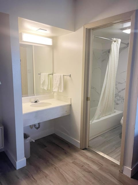 Superior Room, 1 King Bed | Bathroom | Free toiletries, hair dryer, towels