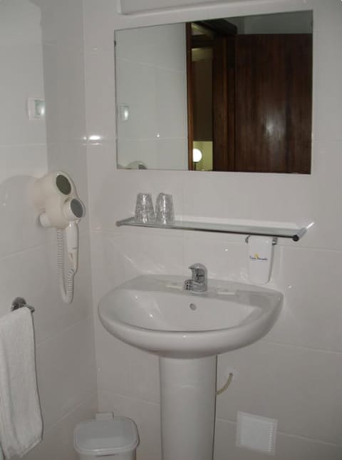 Combined shower/tub, free toiletries, hair dryer, bidet