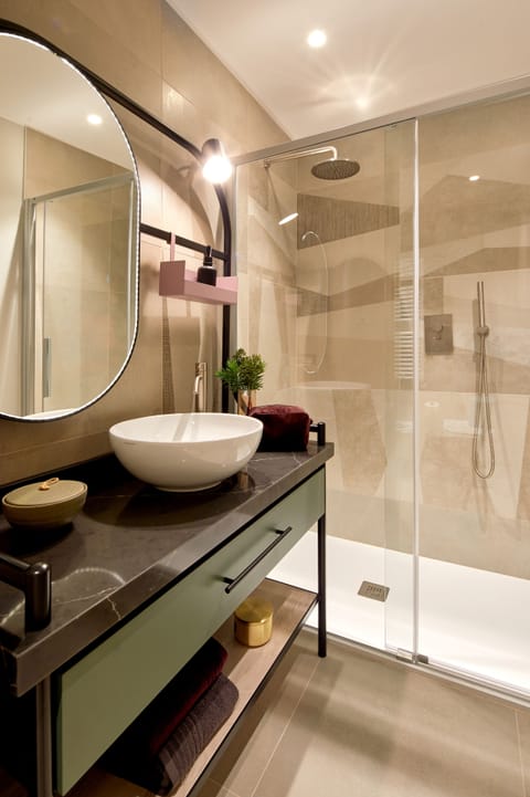 Eco-friendly toiletries, hair dryer, bidet, towels