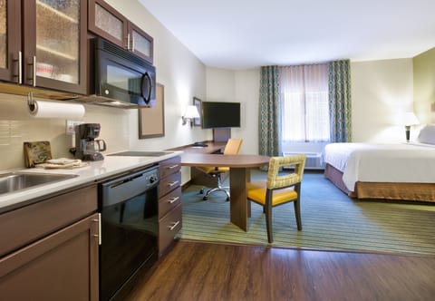 Studio Suite, 1 Queen Bed | In-room safe, desk, laptop workspace, iron/ironing board