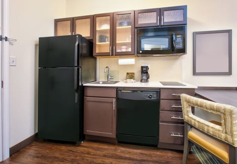 Full-size fridge, microwave, stovetop, dishwasher