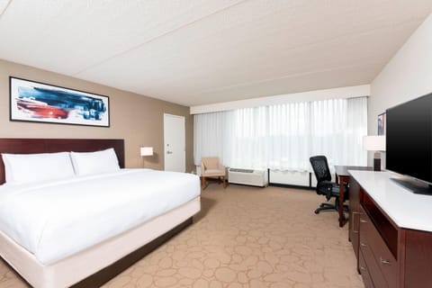 Executive Room, 1 King Bed with Sofa bed | Premium bedding, down comforters, pillowtop beds, in-room safe