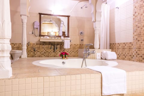 Luxury Studio Suite | Bathroom | Shower, free toiletries, hair dryer, towels