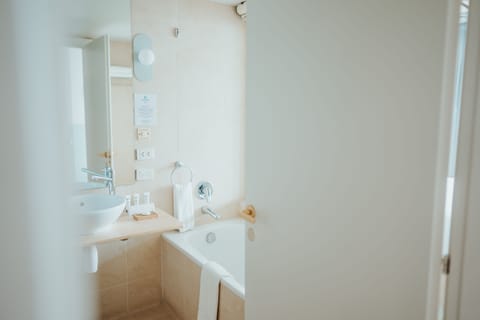 Standard Room, Harbor View | Bathroom | Separate tub and shower, free toiletries, hair dryer, bathrobes